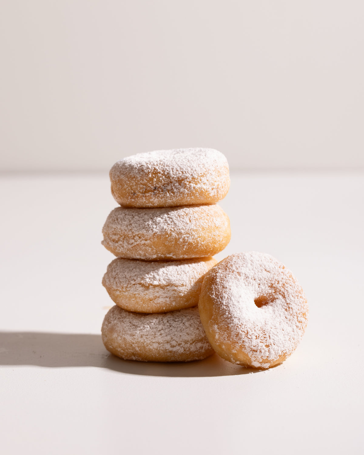 מיני דונאטס עם אבקת סוכר - 12 יחידות