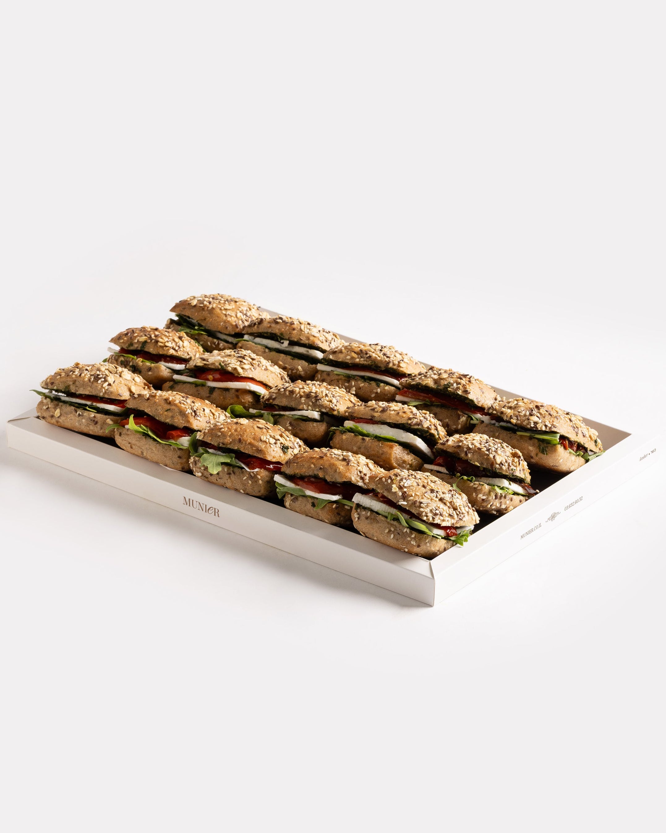 מגש כריכי ביס דגנים פטה ופלפל קלוי 15 יחידות