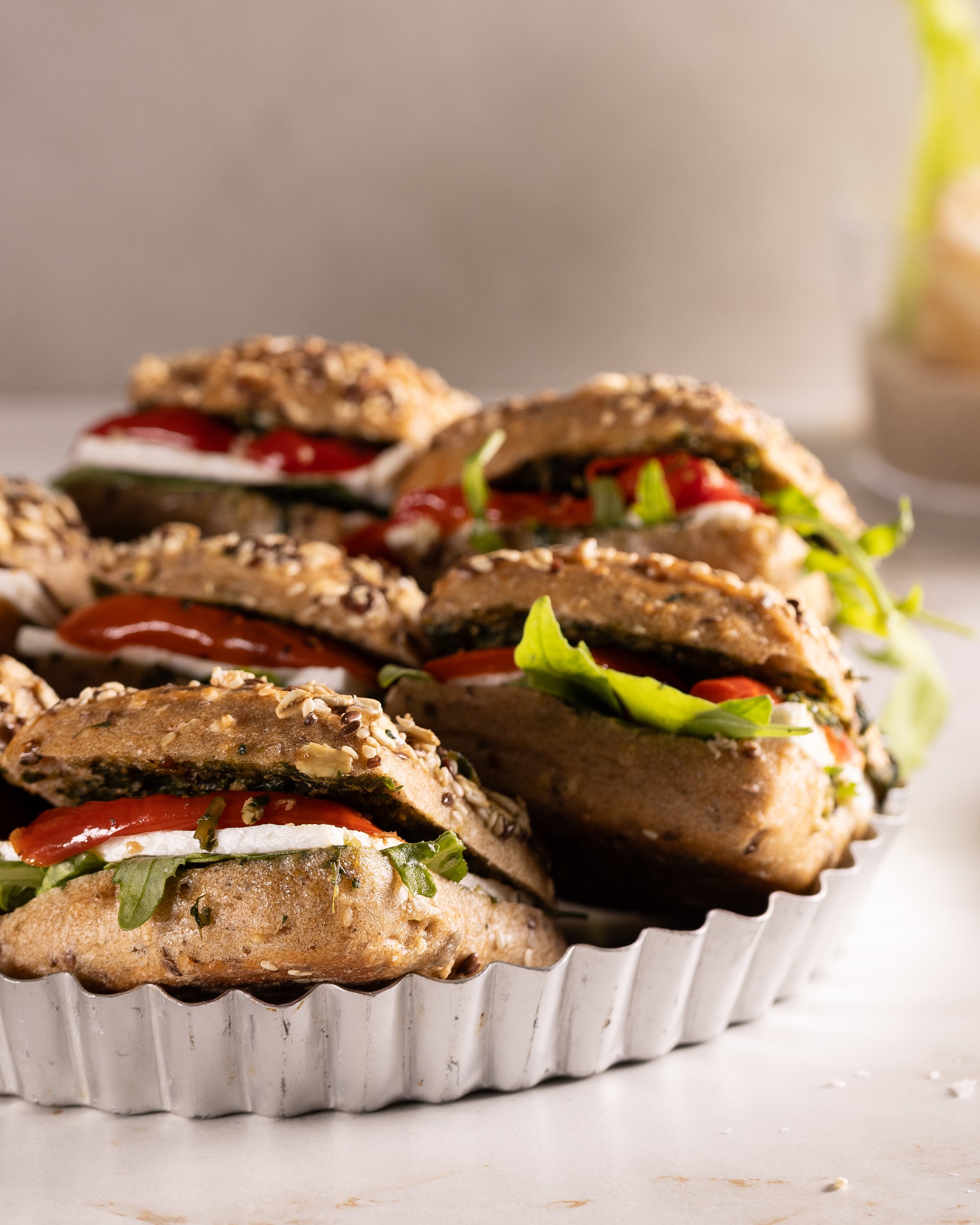 מגש כריכי ביס דגנים פטה ופלפל קלוי 15 יחידות