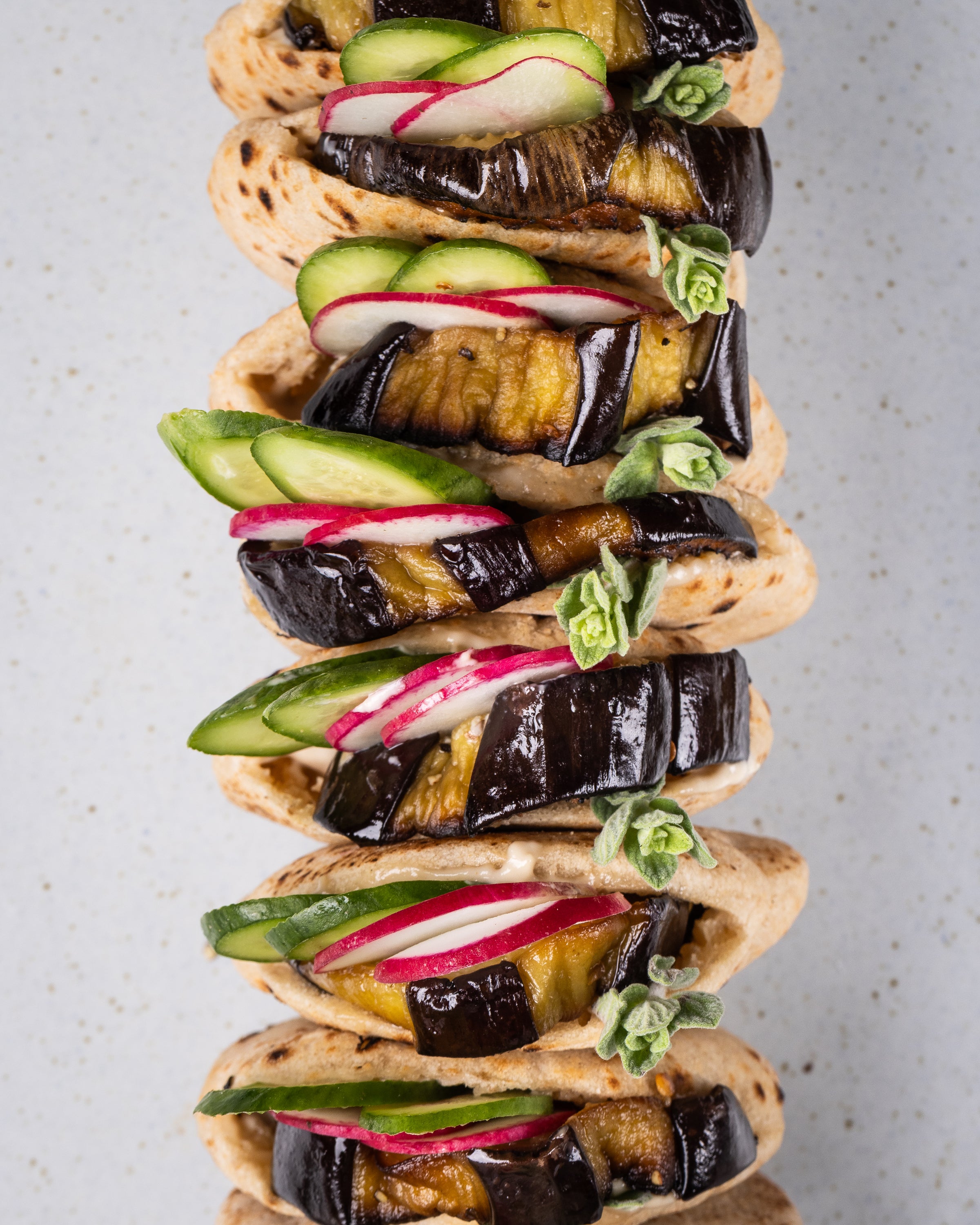 מגש מיני פיתה טבעוני כרובית צלויה | חציל 20 יחידות