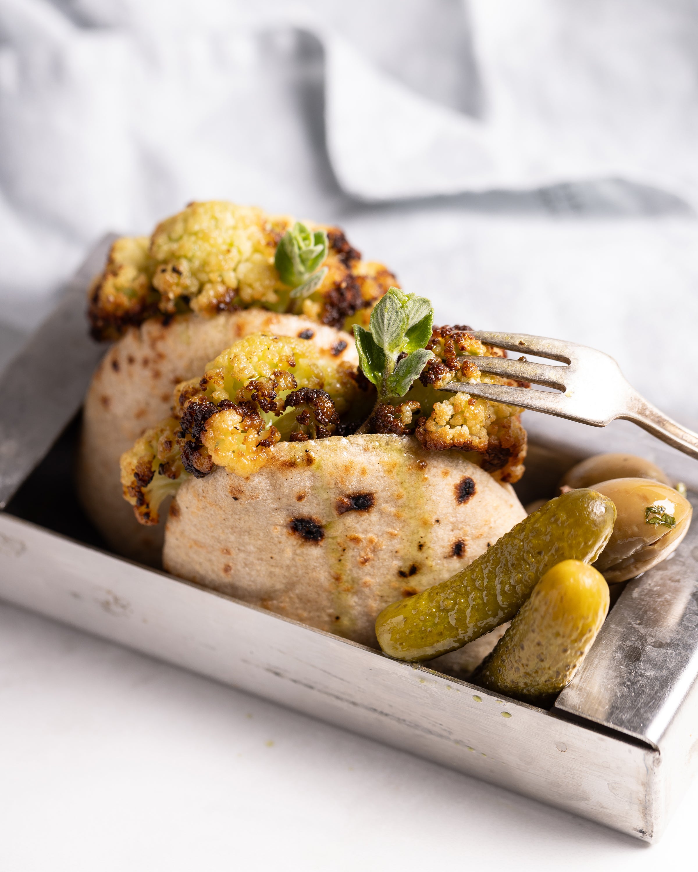 מגש מיני פיתה טבעוני כרובית צלויה | חציל 20 יחידות