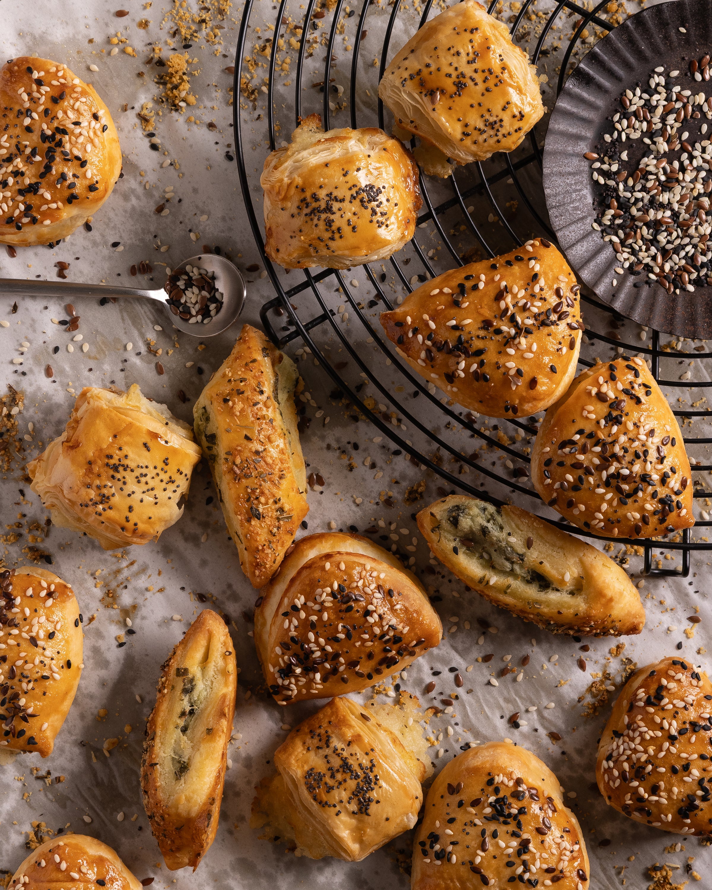 מגש מאפים מלוחים 24 יחידות