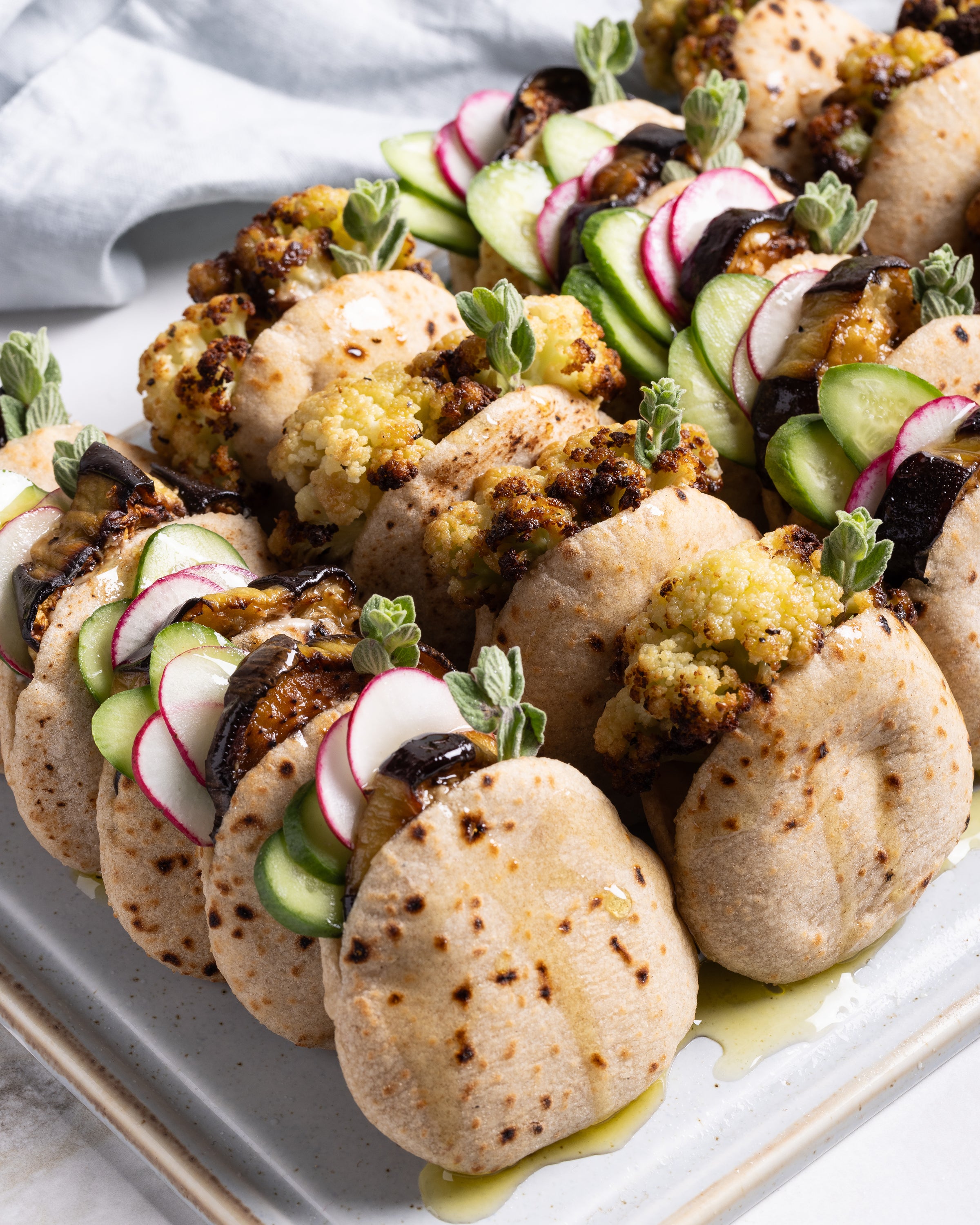 מגש מיני פיתה טבעוני כרובית צלויה | חציל 20 יחידות