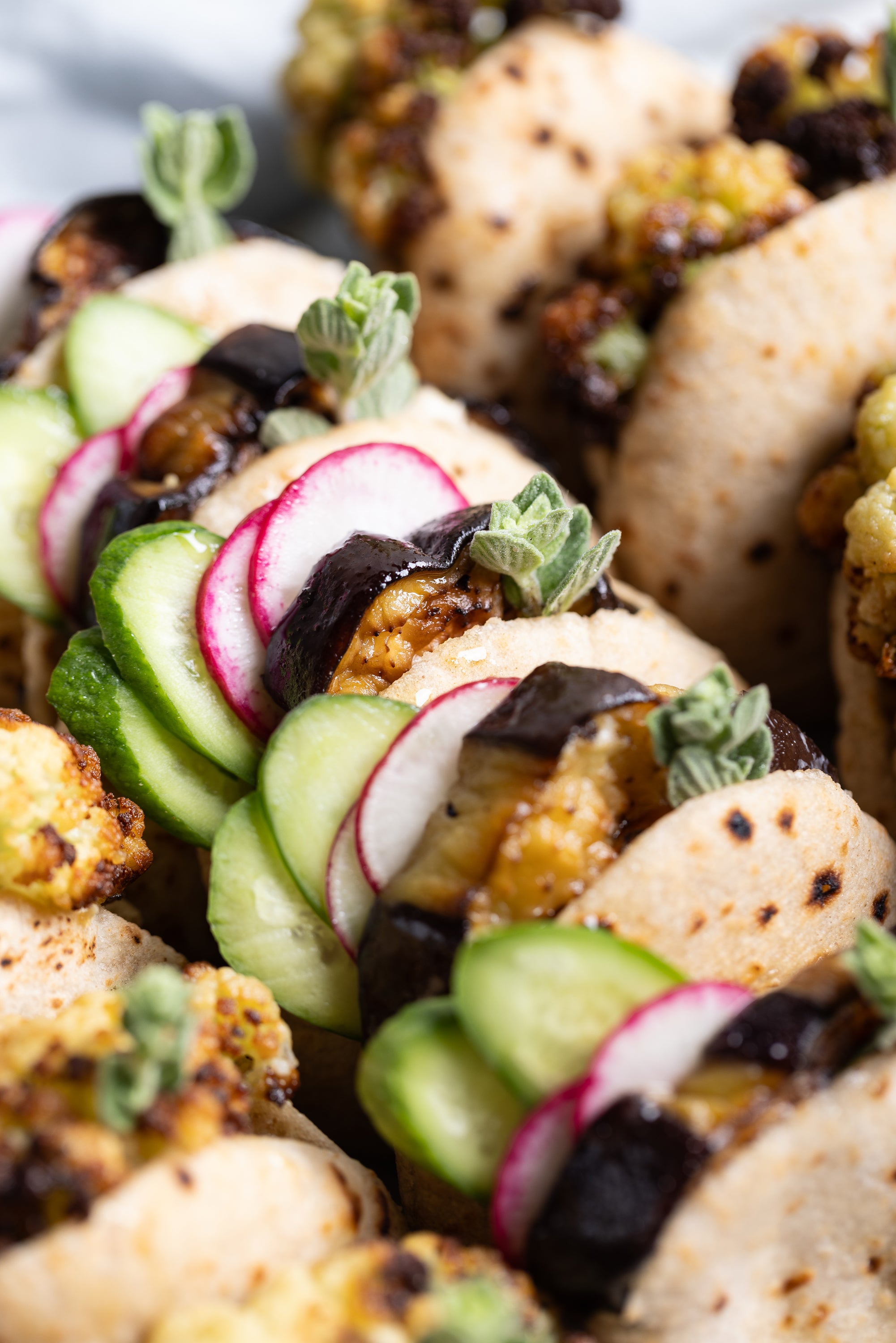 מגש מיני פיתה טבעוני כרובית צלויה | חציל 20 יחידות