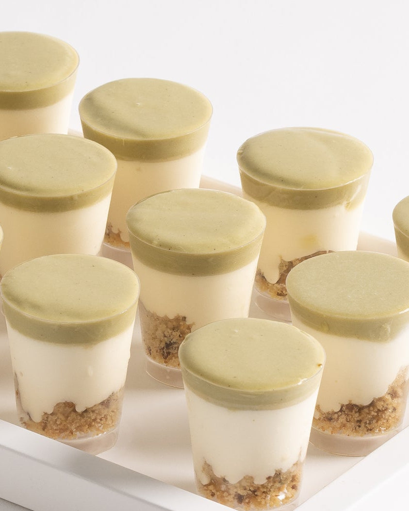 מגש כוסיות מוס פיסטוק ושוקולד לבן 12 יחידות