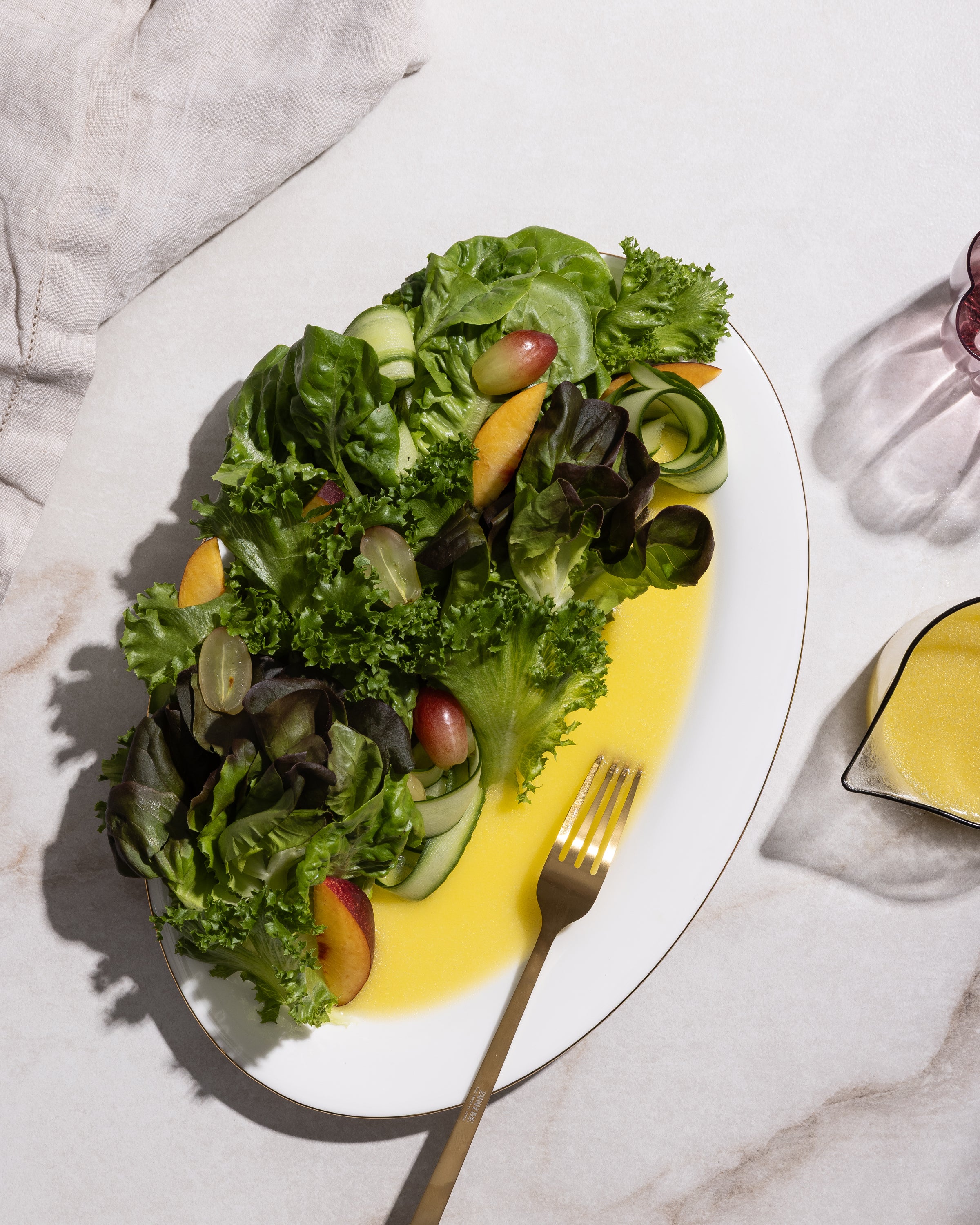 סלט ירוק ופירות העונה