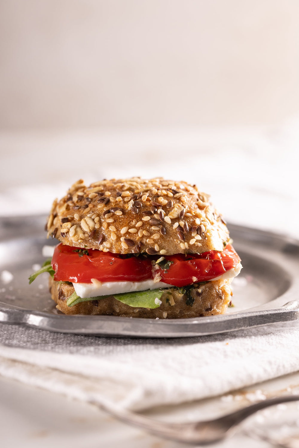 מגש כריכי ביס דגנים פטה ופלפל קלוי 15 יחידות