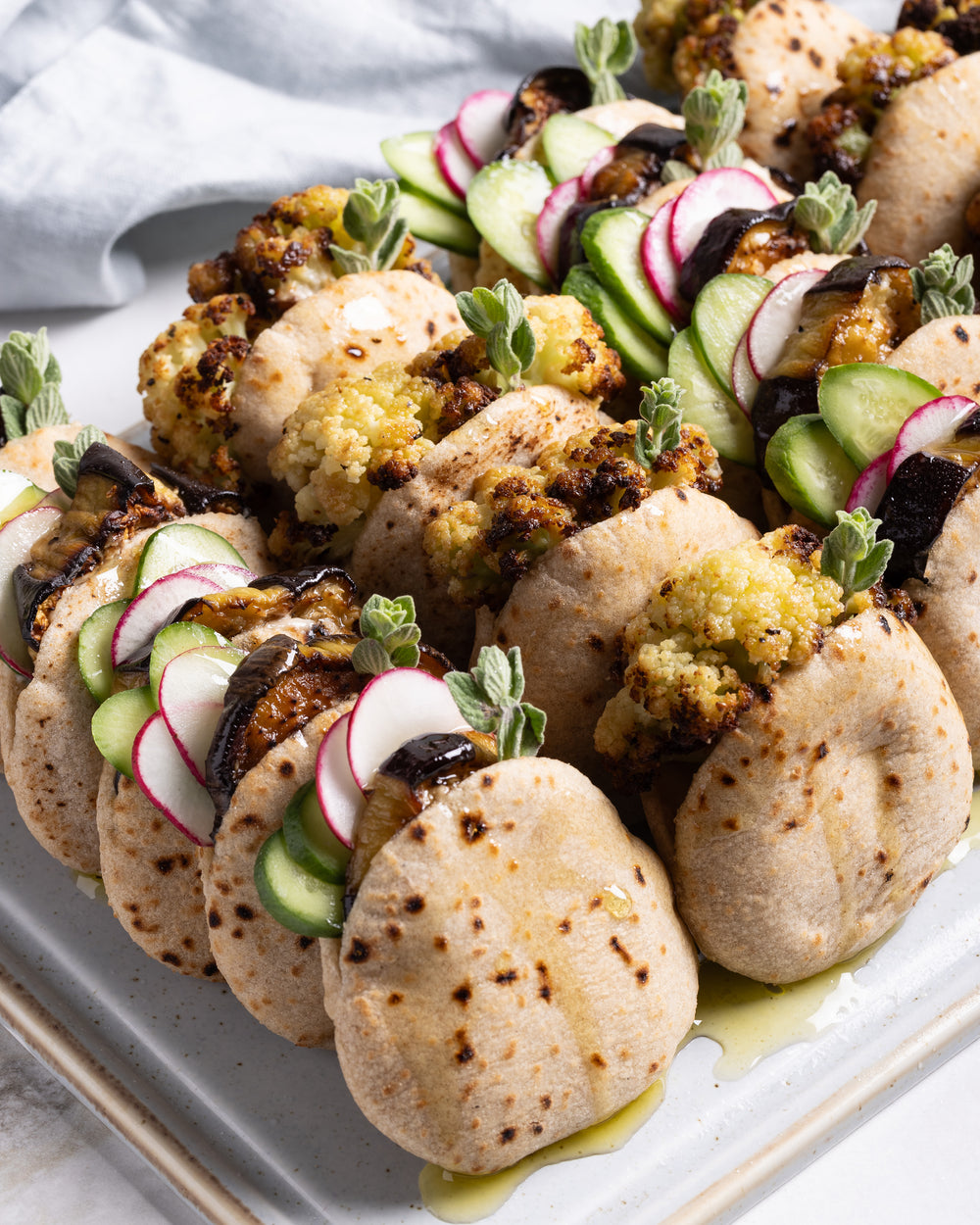 מגש מיני פיתה טבעוני כרובית צלויה | חציל 20 יחידות