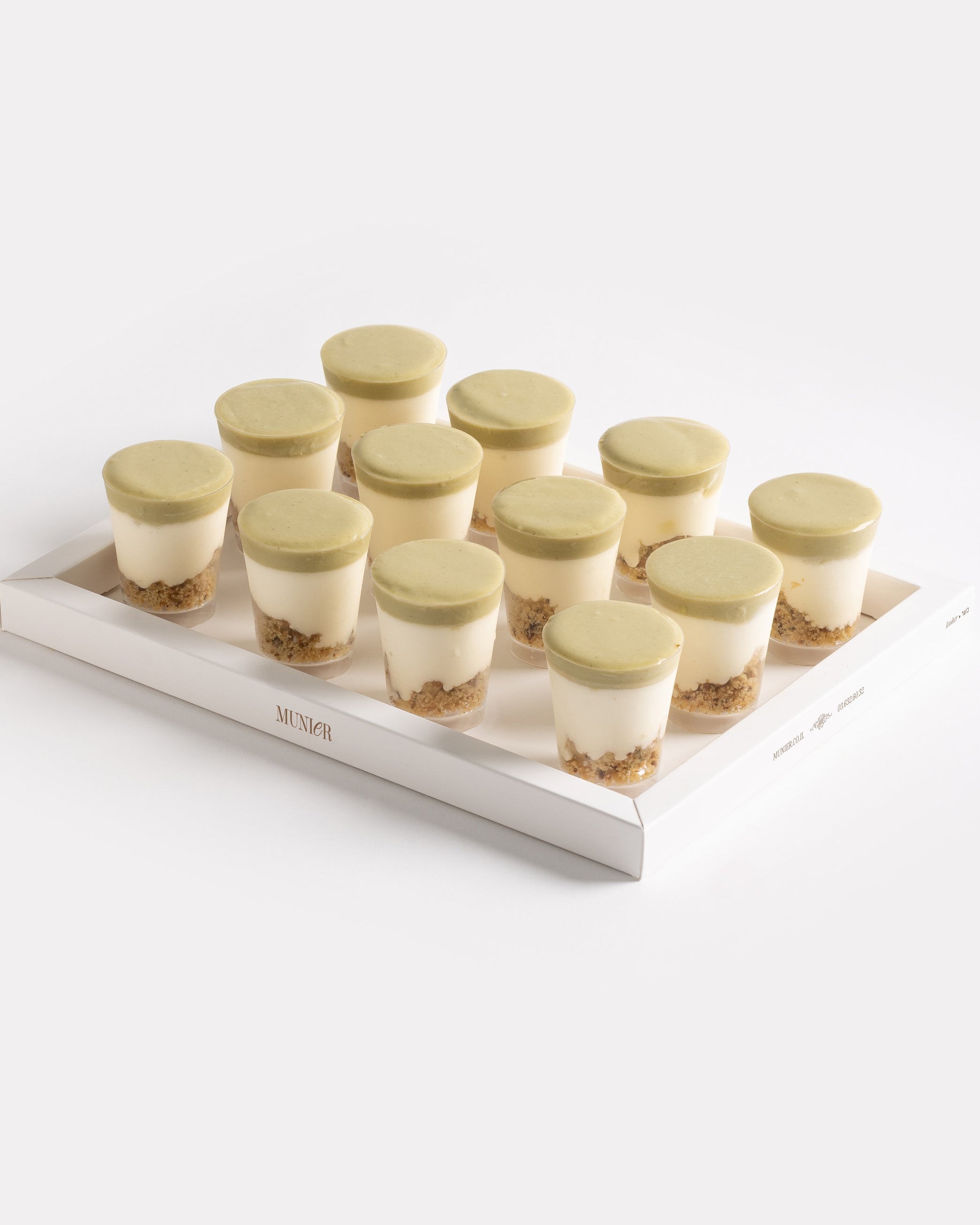 מגש כוסיות מוס פיסטוק ושוקולד לבן 12 יחידות