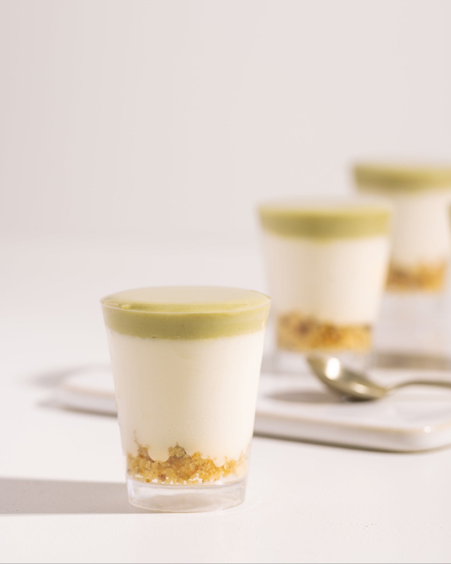 מגש כוסיות מוס פיסטוק ושוקולד לבן 12 יחידות