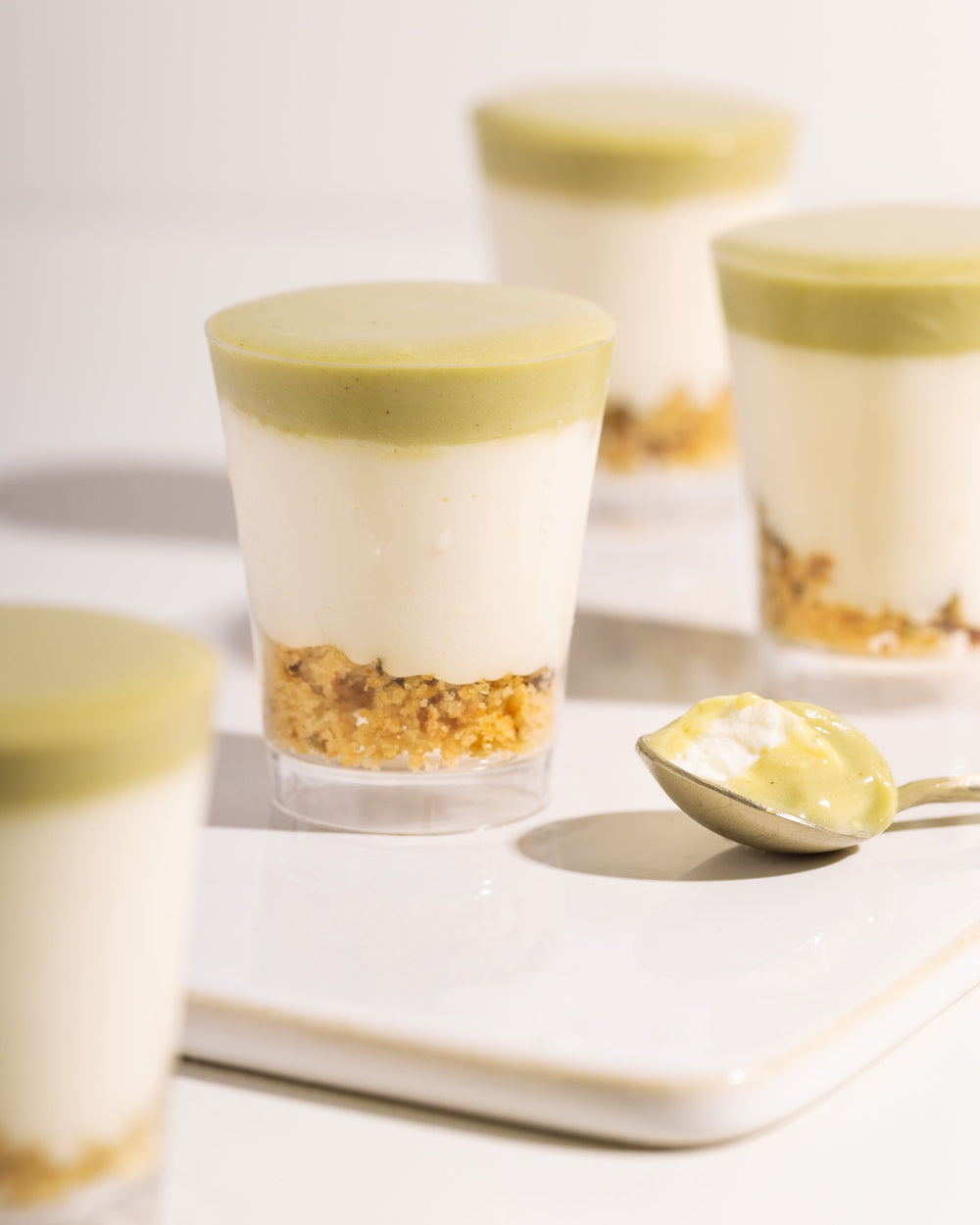 מגש כוסיות מוס פיסטוק ושוקולד לבן 12 יחידות