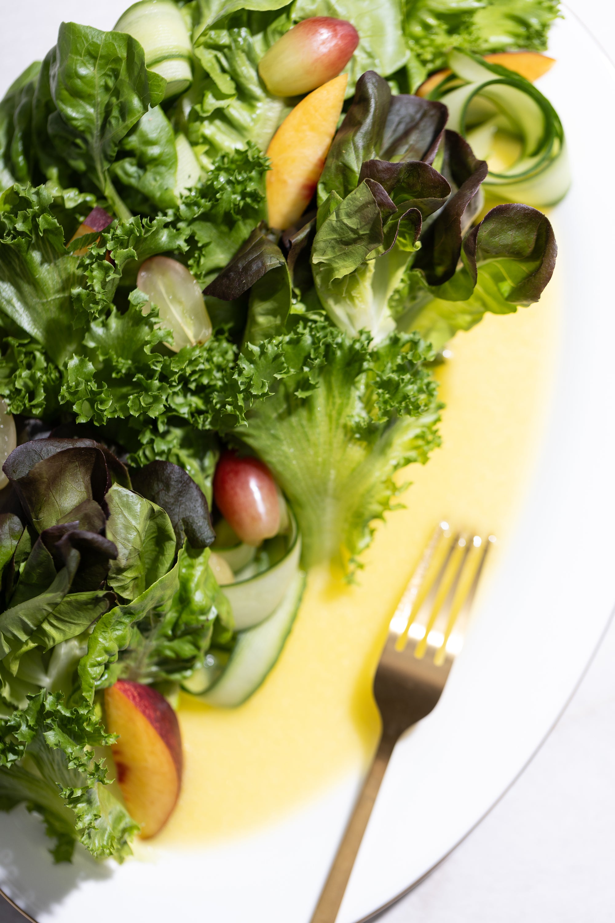 סלט ירוק ופירות העונה